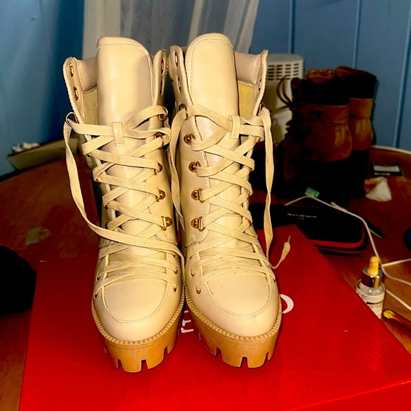 Guess - Picture 1 of 4